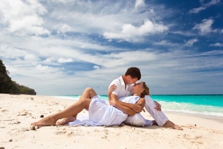 couple kissing on the beach