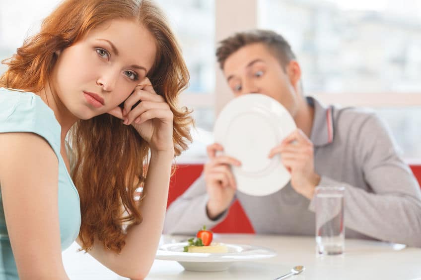 woman on a date with a guy she doesn't like