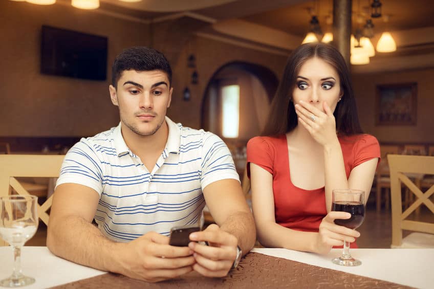 girlfriend caught her boyfriend swiping online girls on a dating app